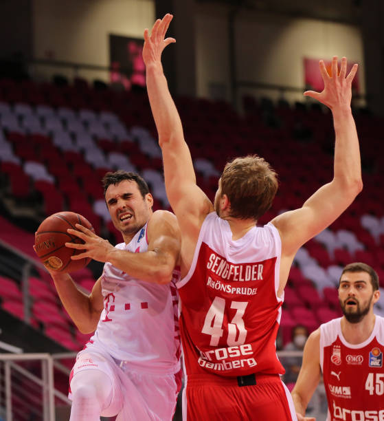 字母哥28+7+4雄鹿狂胜残阵湖人 布朗尼17+3+5.